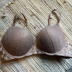 Beautiful detail- lace, eyelash trim, woven sides